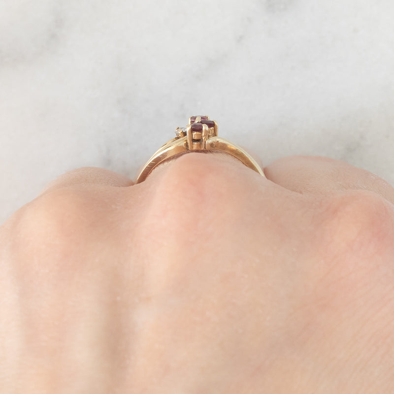Anello vintage in oro giallo 9K con rubini (0.12ctw ca.) e diamante (0.02ct ca.), anno 1981
