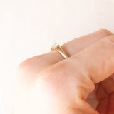 Anello a “V” vintage in oro giallo e bianco 9K con diamanti, anni ‘70