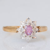 Anello a margherita vintage in oro giallo e bianco 9K con rubino (0.12ct ca.) e diamanti (0.04ctw ca.), anno 1988