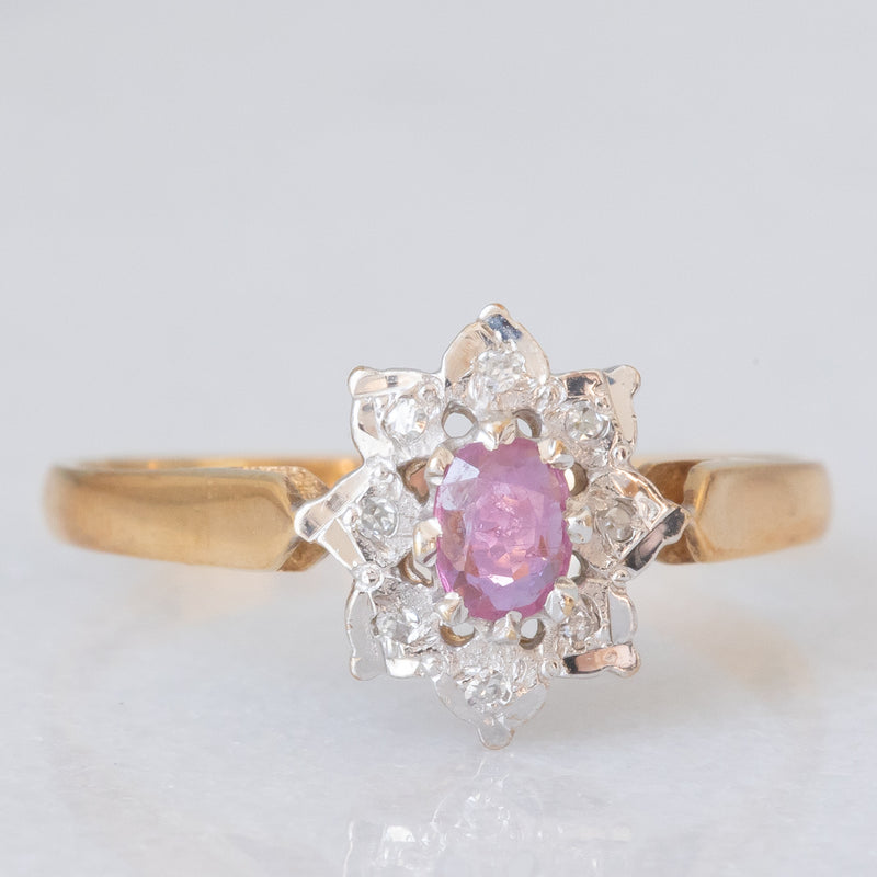 Anello a margherita vintage in oro giallo e bianco 9K con rubino (0.12ct ca.) e diamanti (0.04ctw ca.), anno 1988