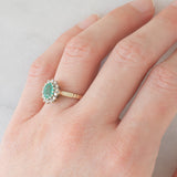 Anello a margherita vintage in oro giallo e bianco 9K con smeraldo (0.70ct ca.) e diamanti (0.20ctw ca.), anni ‘80