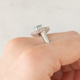 Anello a margherita moderno in oro bianco 9K con acquamarina (0.60ct ca.), diamanti (0.12ctw ca.) e morganiti (0.84ctw ca.), anni ‘2000