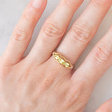 Anello vintage in oro giallo 9K con sfeni (0.44ctw ca.) e zirconi bianchi