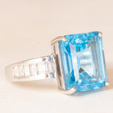 Anel de coquetel vintage em ouro branco 18K com topázio azul (aprox. 8.50 ct) e diamantes lapidação baguete (aprox. 0.80 ctw), década de 80