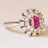 Vintage-Gänseblümchenring aus 18-karätigem Weißgold mit synthetischem Rubin (ca. 1 ct) und Diamanten im Brillantschliff (ca. 1.10 ctw), 70er Jahre