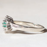 Vintage-Gänseblümchenring aus 14-karätigem Weißgold mit Smaragd (ca. 0.15 ct) und Diamanten (ca. 0.06 ctw), 70er Jahre