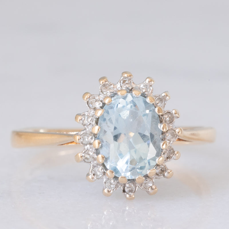 Anello a margherita vintage in oro giallo e bianco 9K con topazio azzurro (1.60ct ca.) e diamanti (0.16ctw ca.), anni ‘80