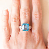 Anel de coquetel vintage em ouro branco 18K com topázio azul (aprox. 8.50 ct) e diamantes lapidação baguete (aprox. 0.80 ctw), década de 80