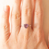 Moderner Solitär aus 9 Karat Weißgold mit Amethyst im Billionenschliff (ca. 1 Karat), Jahr 2012