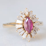 Anello ballerina vintage in oro giallo 14K con rubino (0.40ct ca.) e diamanti di taglio tapered (1ctw ca.), anni ‘70/‘80