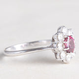Vintage 18K white gold daisy ring with pink tourmaline (approx. 0.60ct) and brilliant cut diamonds (approx. 0.90ctw), 70s