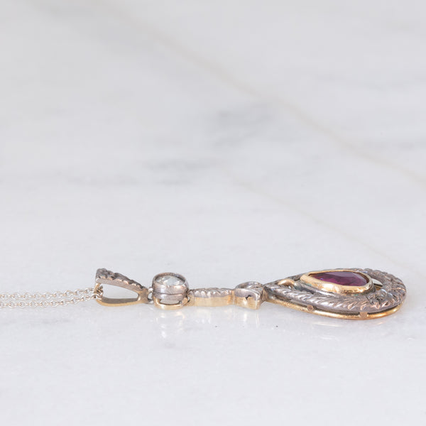 Collier vintage in stile antico con catenina in oro bianco 18K e con ciondolo in oro giallo 18K e argento con rubino (0.60ct ca.) e diamante di taglio rosetta (0.10ct ca.), anni ‘50/‘60