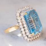 Anello da cocktail vintage in oro giallo e bianco 18K con topazio azzurro (20ct ca.) e diamanti di taglio brillante (1.70ctw ca.), anni ‘70