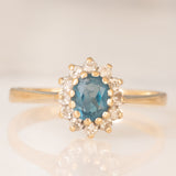 Anello a margherita in oro giallo 9K con topazio azzurro (0.35ct ca.) e diamanti (0.12ctw ca.), anni ‘90