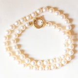 Collana vintage con filo di perle e con chiusura in oro giallo 18K, anni ‘60/‘70