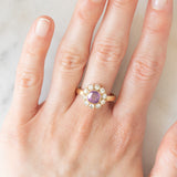 Anello a margherita vintage in oro giallo 18K con zaffiro rosa (1.70ct ca.) e diamanti di taglio brillante (1ctw ca.), anni ‘60/‘70