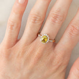 Anello a margherita in oro giallo 9K con sfene (0.98ct) e zirconi
