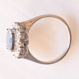 Anello a margherita vintage in oro bianco 14K con zaffiro (1.80ct ca.) e diamanti (0.20ctw ca.), anni ‘60