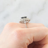 Anello a margherita vintage in oro bianco 14K con zaffiro (2ct ca.) e diamanti (0.54ctw ca.), anni ‘70/‘80