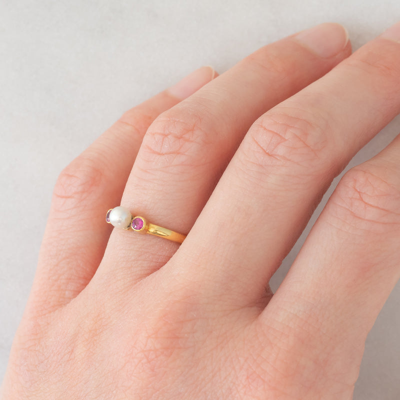 Trilogy vintage in oro giallo 18K con rubini (0.14ctw ca.) e perla bianca, anni ‘60/‘70