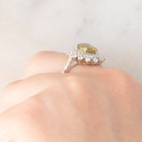 Anello a fiore vintage in platino con topazio verde (2.76ct) e diamanti (1.11ctw), anni ‘2000
