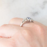 Anello a margherita vintage in platino con zaffiro (0.60ct) e diamanti (0.41ctw), anni ‘90