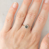 Anello a margherita vintage in oro giallo e bianco 9K con zaffiro (0.30ct ca.) e diamanti (0.10ctw ca.), anni ‘80