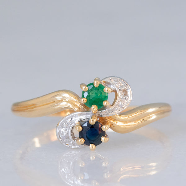 Toi et Moi vintage in oro giallo 18K con zaffiro (0.09ct ca.), smeraldo (0.06ct ca.) e diamanti, anni ‘70/‘80