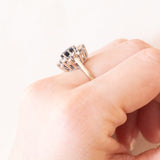 Vintage-Gänseblümchenring aus 14-karätigem Weißgold mit Saphir (ca. 0.70 ct) und Diamanten im Brillantschliff (ca. 0.20 ctw), 70er Jahre