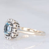 Anello a margherita vintage in oro bianco 14K con acquamarina (0.70ct ca.) e diamanti di taglio brillante (0.24ctw ca.), anni ‘70