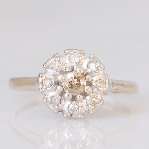 Anello a margherita vintage in oro bianco 14K con diamanti di taglio brillante (0.16ctw ca.) e con centrale fancy brown, anni ‘80