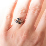 Vintage-Ring aus 14-karätigem Gelbgold mit Saphiren (ca. 0.70 ctw) und Diamanten im Brillantschliff (ca. 0.02 ctw), 70er Jahre