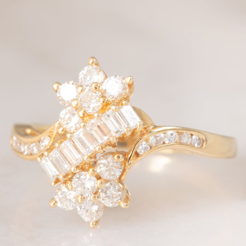 Anello vintage in oro giallo 14K con diamanti di taglio brillante e di taglio baguette (0.75ctw ca.), anni ‘70/‘80