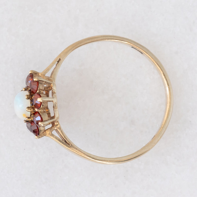 Anello a margherita in oro giallo 9K con opale (0.20ct ca.) e granati (0.30ctw ca.), anno 1977