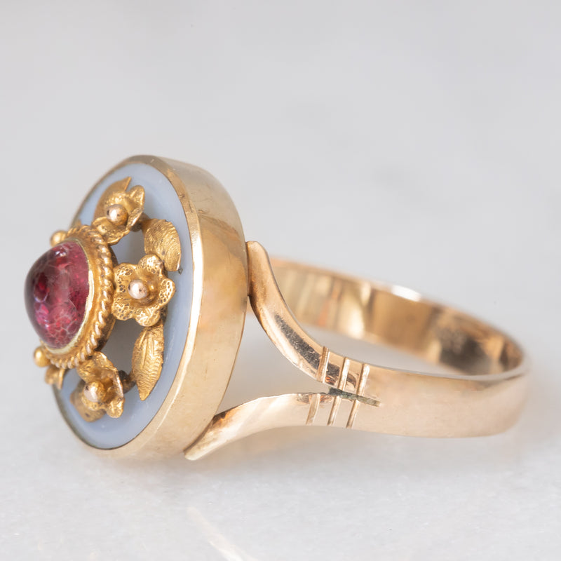Anello antico in oro giallo 8K con calcedonio azzurro e tormalina rosa, primi del ‘900