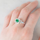 Anello vintage in oro bianco 18K con smeraldo (0.68ct ca.) e diamanti di taglio brillante (0.89ctw ca.), anni ‘70