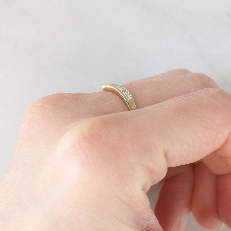 Anello a “V” in oro giallo e bianco 9K con diamanti (0.05ctw ca.), anno 1989