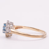 Anello a margherita vintage in oro giallo 9K con topazio azzurro (0.45ct ca.) e diamanti (0.14ctw ca.), anni ‘90