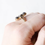 Trilogie-Ring aus 18 K Gelbgold und Silber mit synthetischen Saphiren (ca. 0.60 ctw) und Diamant im Rosettenschliff (ca. 0.20 ct), 30er/40er Jahre