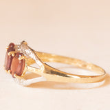 Trilogy vintage in oro giallo 9K con granati (1.20ctw ca.) e diamanti, anni ‘90