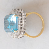 Anello da cocktail vintage in oro giallo e bianco 18K con topazio azzurro (20ct ca.) e diamanti di taglio brillante (1.70ctw ca.), anni ‘70