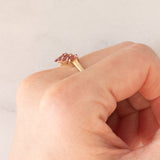 Anello moderno a “V” in oro giallo 8K con rubini (1ctw ca.), anni ‘80/‘90