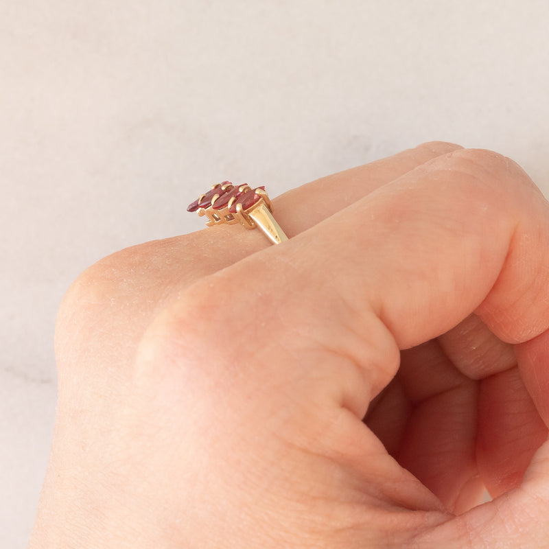 Anello moderno a “V” in oro giallo 8K con rubini (1ctw ca.), anni ‘80/‘90