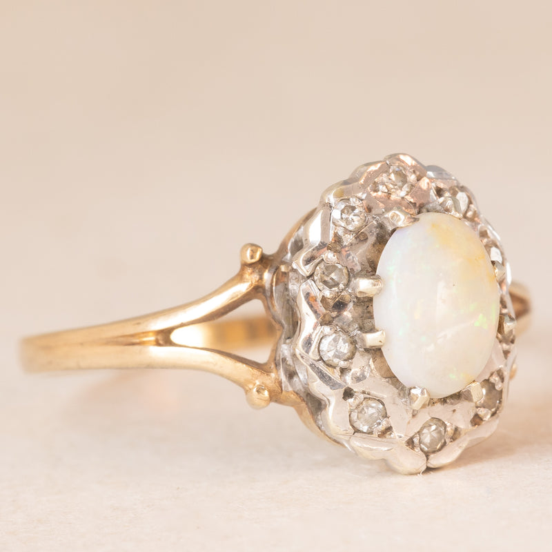 Anello a margherita vintage in oro giallo e bianco 9K con opale (0.40ct ca.) e diamanti (0.05ctw ca.), anno 1989