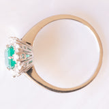 Gänseblümchen-Ring aus 18 Karat Weißgold mit Smaragd (ca. 1 ct) und Diamanten im Brillantschliff (ca. 0.60 ctw)