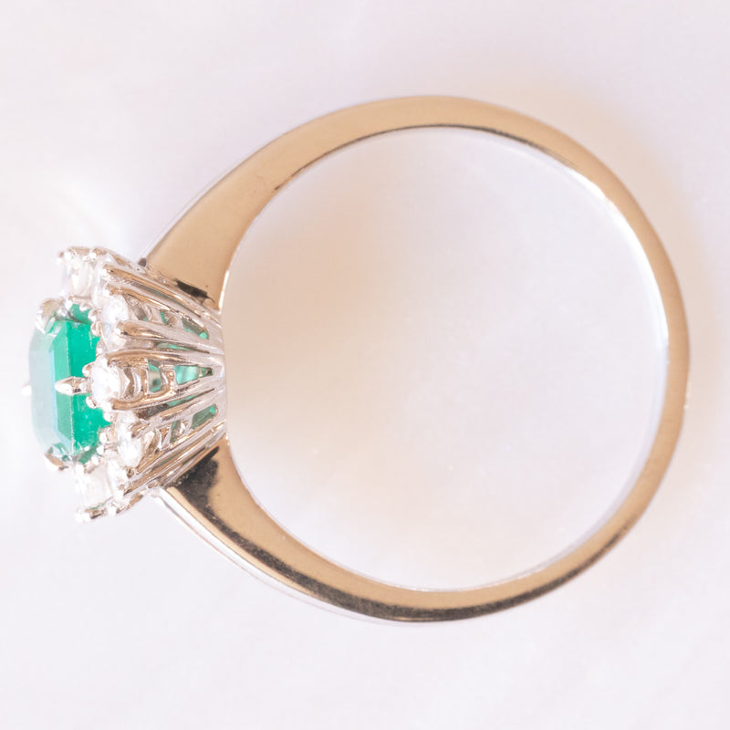 Anello a margherita in oro bianco 18K con smeraldo (1ct ca.) e diamanti di taglio brillante (0.60ctw ca.)
