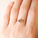 Anello a margherita vintage in oro giallo e bianco 9K con rubino (0.40ct ca.) e diamanti (0.06ctw ca.)