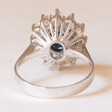 Vintage-Gänseblümchenring aus 14 Karat Weißgold mit Saphiren (ca. 2 ct) und Diamanten im Brillantschliff (ca. 0.80 ctw), 70er Jahre