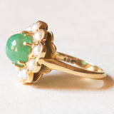 Vintage-Gänseblümchenring aus 18 Karat Gelbgold mit Smaragd im Cabochonschliff (ca. 2 Karat) und weißen Perlen, 50er Jahre