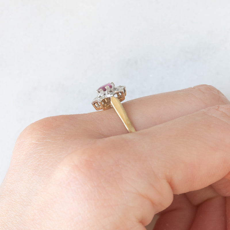 Anello a margherita vintage in oro giallo e bianco 9K con rubino (0.12ct ca.) e diamanti (0.04ctw ca.), anno 1988